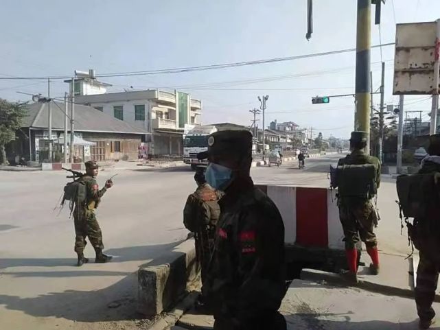 武装约70兵力进入边境某镇,群众已关门闭户|缅北|la|崩龙兵|南坎镇