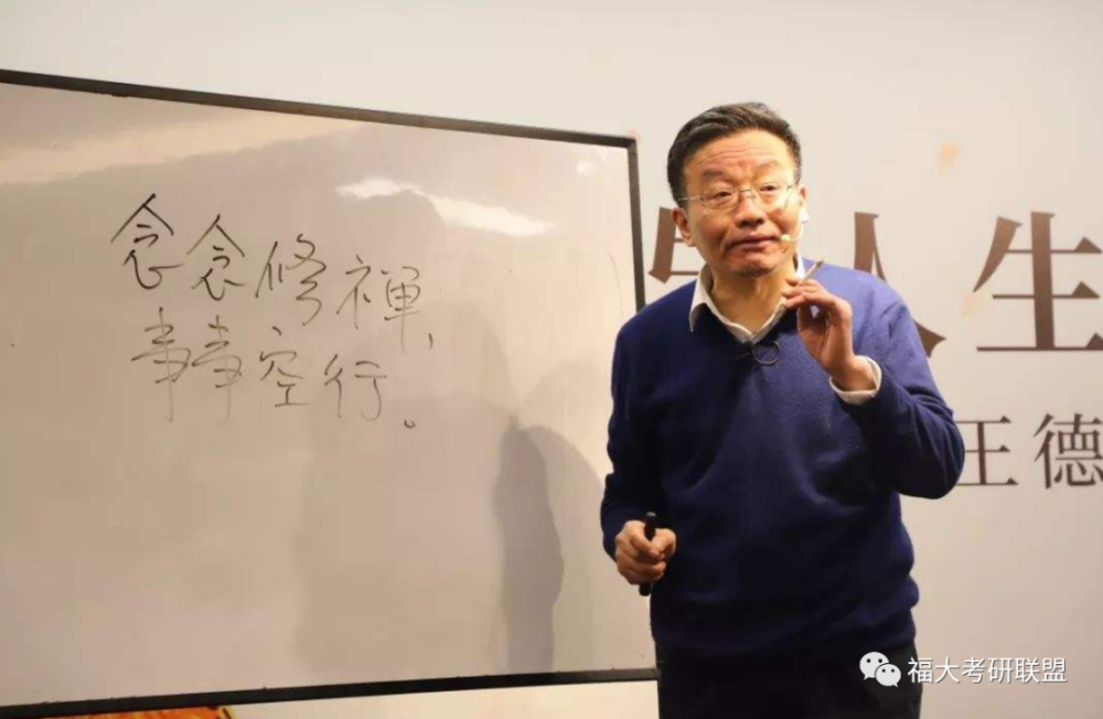 大学扫地僧上课时香烟从不离手学校和学生却从不反对