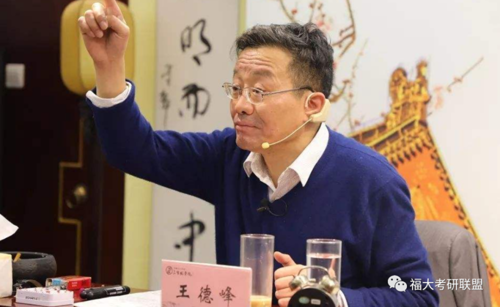 大学扫地僧上课时香烟从不离手学校和学生却从不反对