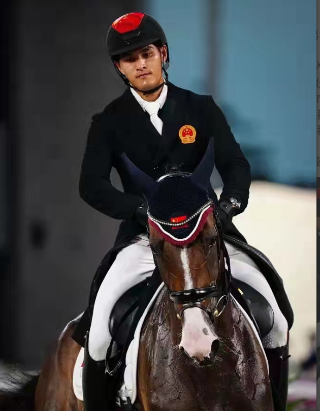 2019年5月26日,他所在的中国马术三项赛队伍在法国索米尔举行的东京