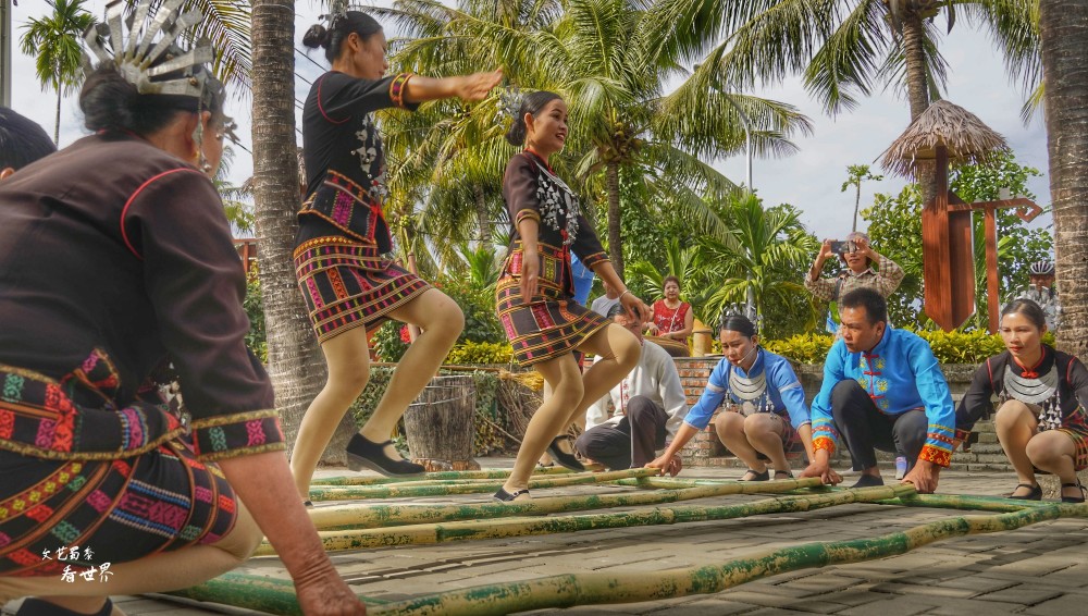 那里刚好进行着黎族歌舞表演,黎家阿妈,阿哥,阿妹欢快地跳着《拾螺歌