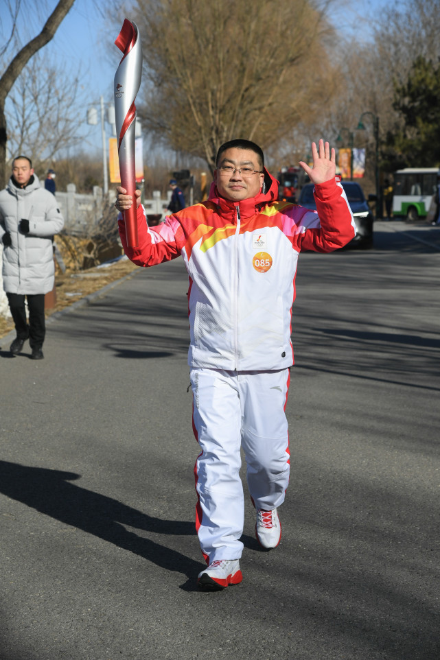 2月4日,火炬手罗家辉在火炬传递中.