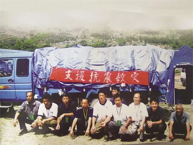 临出发前,刘中明用毛笔字在一块红布上写下了:"山东莒县农民救灾志愿