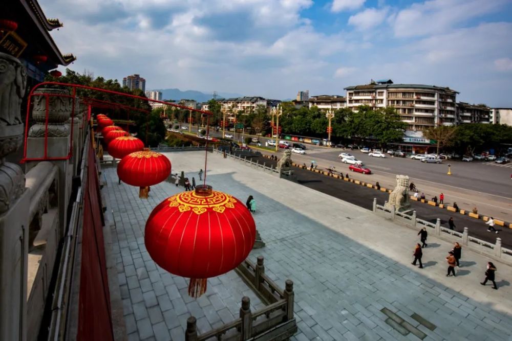 余继全 摄《鸟瞰峨眉年三十》  余继全 摄《政府门前灯笼红》