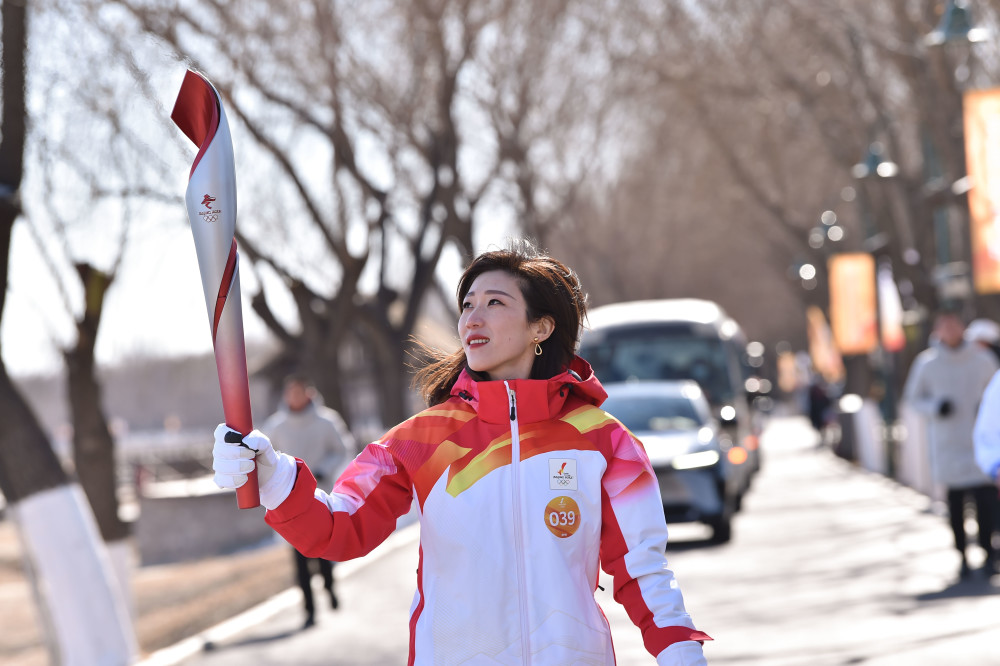 2月4日,火炬手戴光辉在火炬传递中.新华社记者 陈钟昊 摄