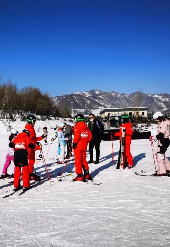 早晨9点,太阳正冉冉升起时,泾源县娅豪国际滑雪场已经热闹了起来.