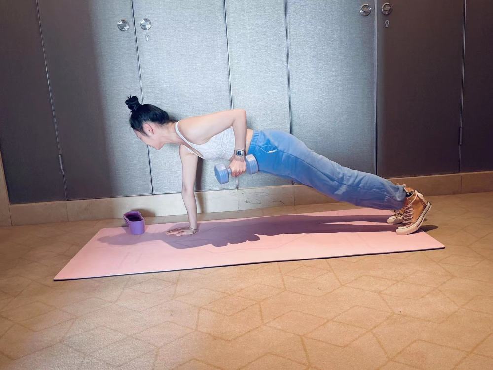 工作之余,李燕在酒店健身.