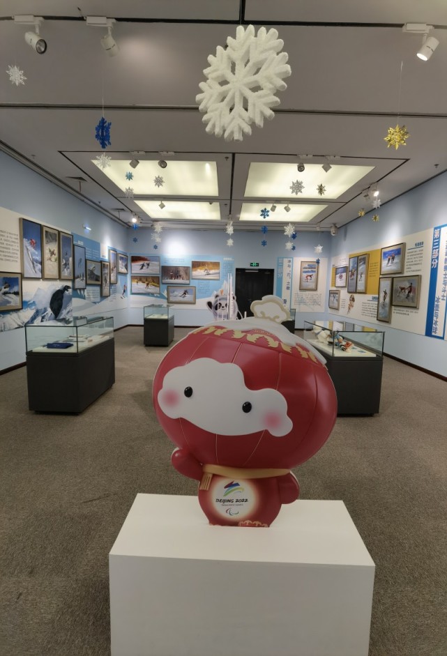 冬奥主题油画展在南京奥林匹克博物馆展出