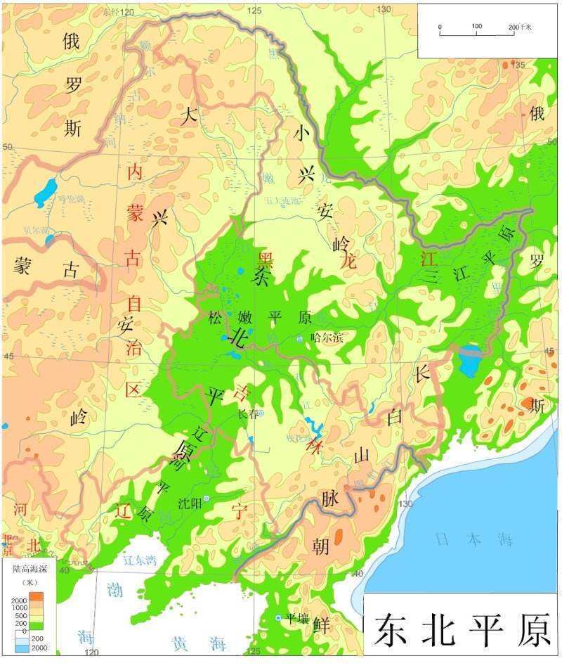 該地西側為大興安嶺,東側為長白山,北側為小興安嶺