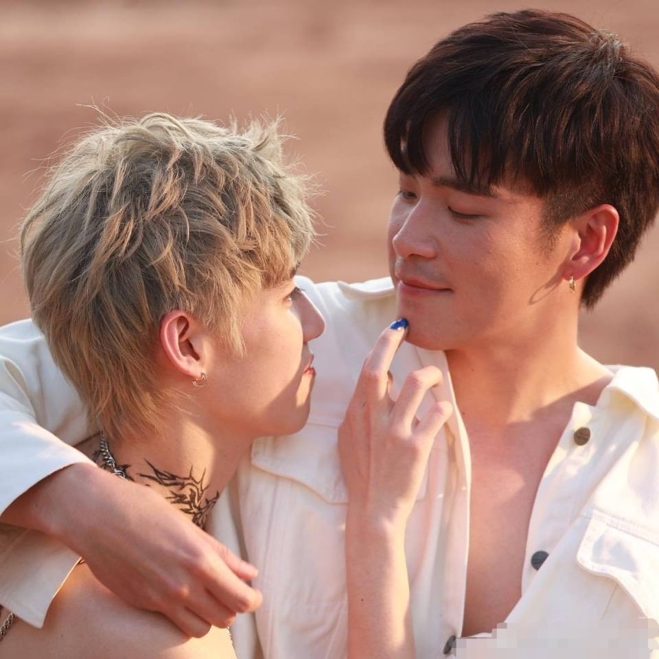 "半裸男"歌手在泰国爆红,画风辣到没法看,泰国网友:跟热巴一样美!