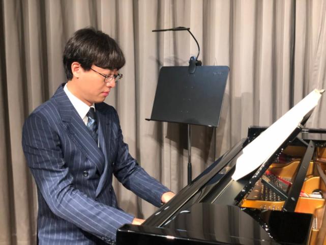 视频指挥家张亮舞者侯腾飞亮相城市像素在上海处处皆舞台