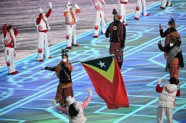 冬奥运动员跟着雪花入场,东帝汶一个运动员的代表团