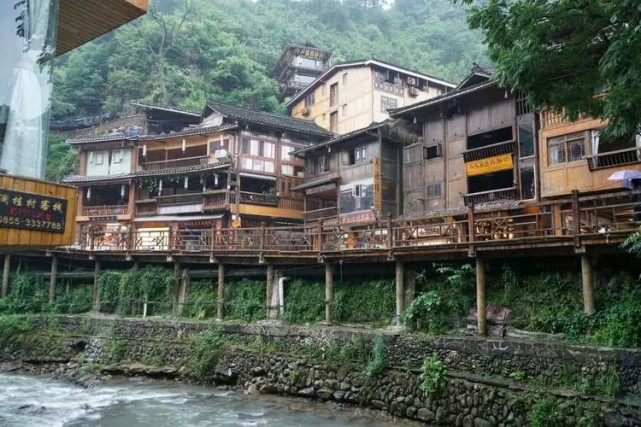 西江千户苗寨吊脚楼风雨桥千户灯夜景值得去吗