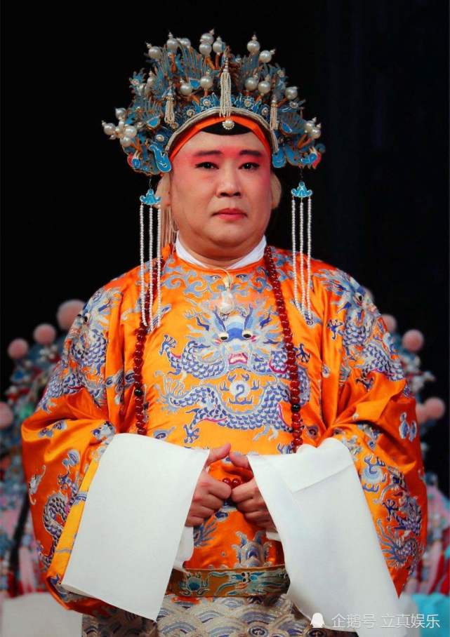 郭德纲并没有说相声,而是在天津春晚压轴出场,穿上了专业的戏曲行头