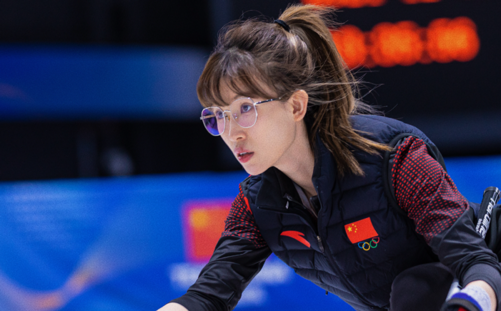其实中国冰壶队很早就不乏靓男美女,或许很多人还记得岳清爽,之前担任