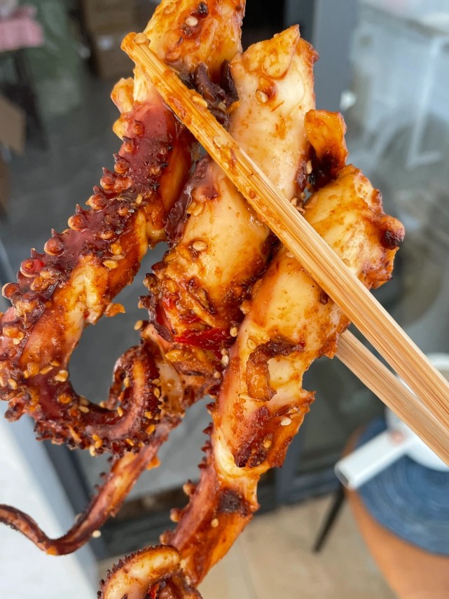 烤鱿鱼须烤鱿鱼须有很多方法,有碳烤也可以用空气锅一烤,用空气锅特别