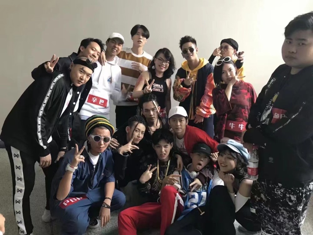 而这次很多发声的rapper,都同样是2017年《中国有嘻哈》的参赛选手.