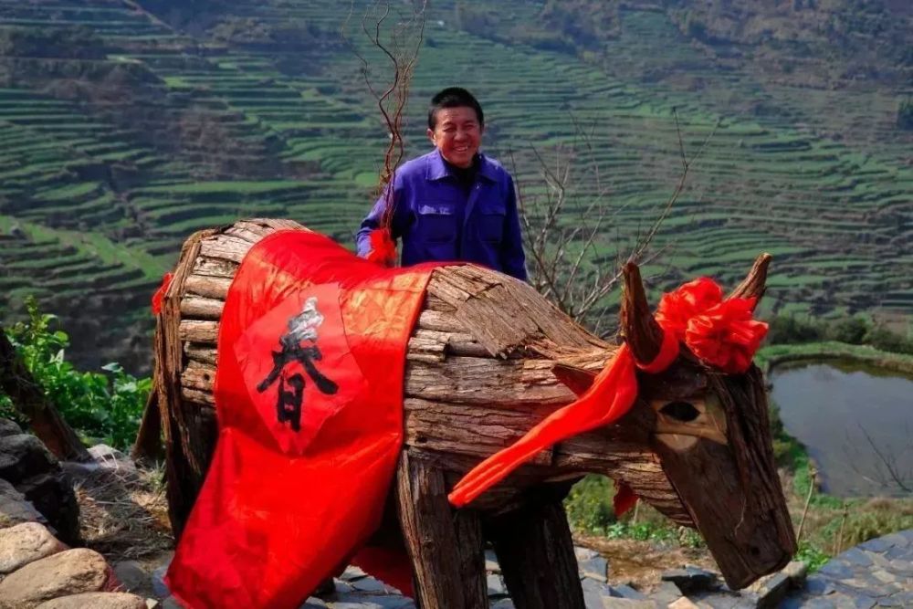 举行隆重的迎春仪式是立春的重要活动,如打春牛,做春幡等.