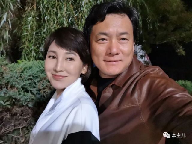 "最美孟婆"岳丽娜:25岁嫁初恋,被老公捧上位,结婚23年生3娃