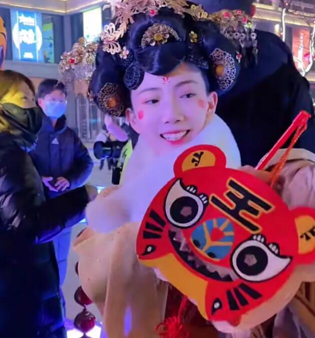 也有人看了视频没有以前的感觉了,并且女明星女网红婚后孩子还小就