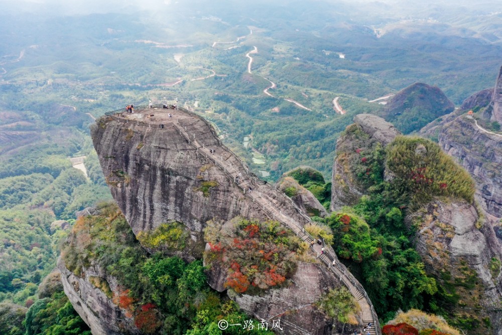 霍山霍山位于河源市龙川县,有372个山峰,和韶关丹霞山,鹰潭龙虎山