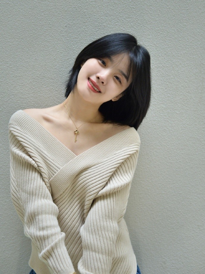 漂亮的短发美女