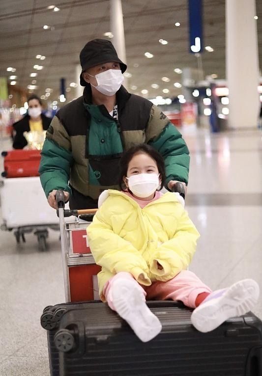 包贝尔一家四口走机场7岁饺子高了不少包妈妈扎丸子头真时髦