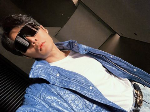 李荣浩晒自拍酷飒十足 自侃戴上墨镜应该没人认识他_腾讯新闻