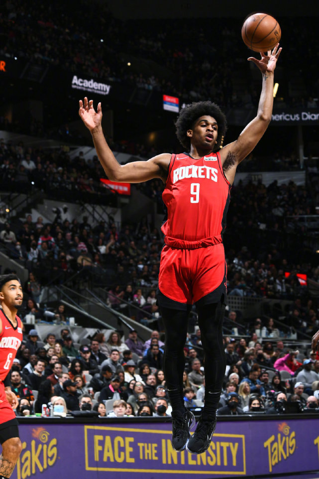 马刺止住三连败,火箭全线哑火,伍德仅13分,创2大纪录