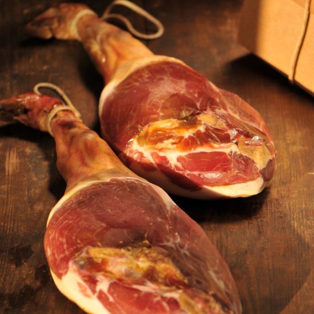 江苏如皋火腿又称"北腿",以当地"东串猪"后腿制作,色,香,味,形均佳,且