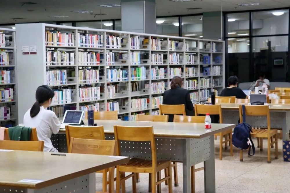 浙江工商大学图书馆是学校的文献信息中心,是为教学和科研服务的学术
