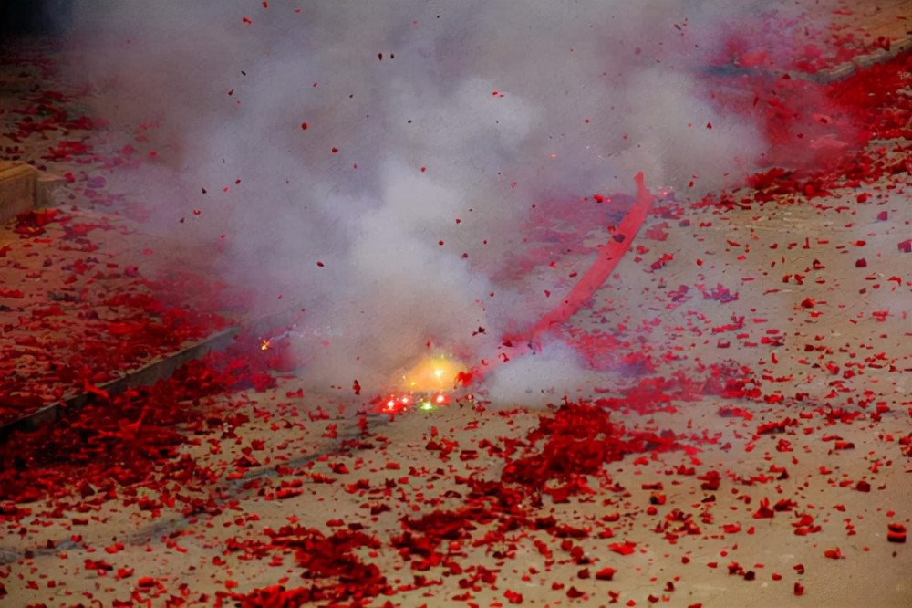 2014年,刘汉涉黑集团被公诉后,民众自发放炮庆祝:压了我们18年_腾讯