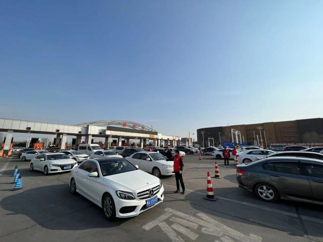 2月5日15时许,郑州柳林收费站逐渐迎来返程高峰,大河报·豫视频记者在