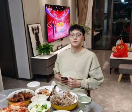 广东春节假期周鹏很嗨朱总带娃赵睿赵锦洋野球场双星团聚