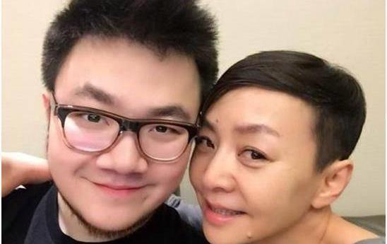 同为星二代宋丹丹儿子和蔡明儿子差距不是一般的大