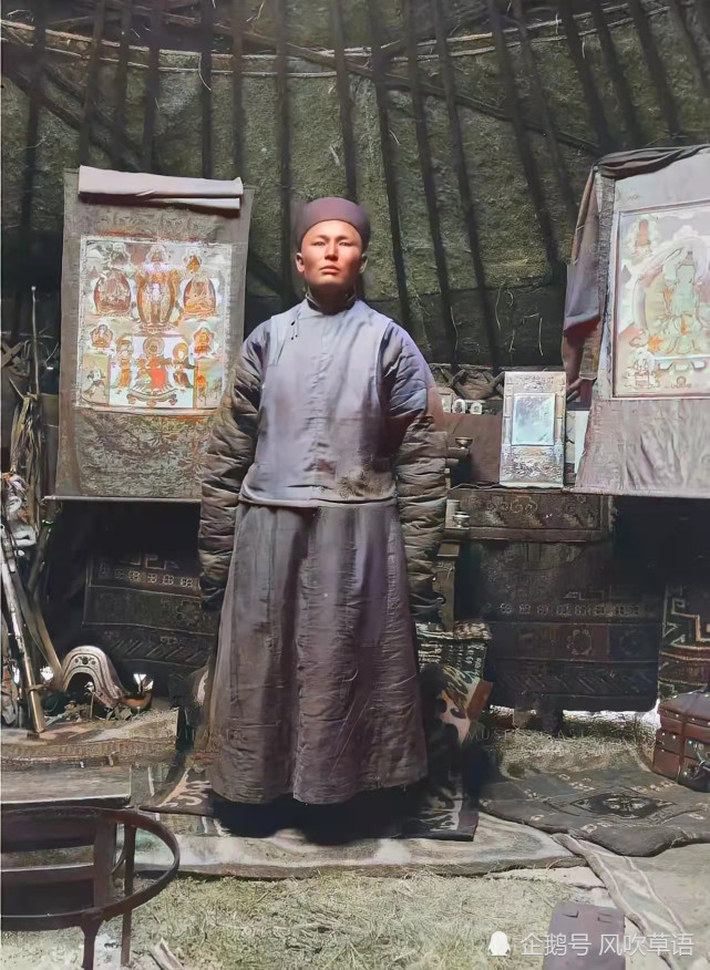 老照片清朝时期的蒙古贵族与洋人坐在一起的清朝官员