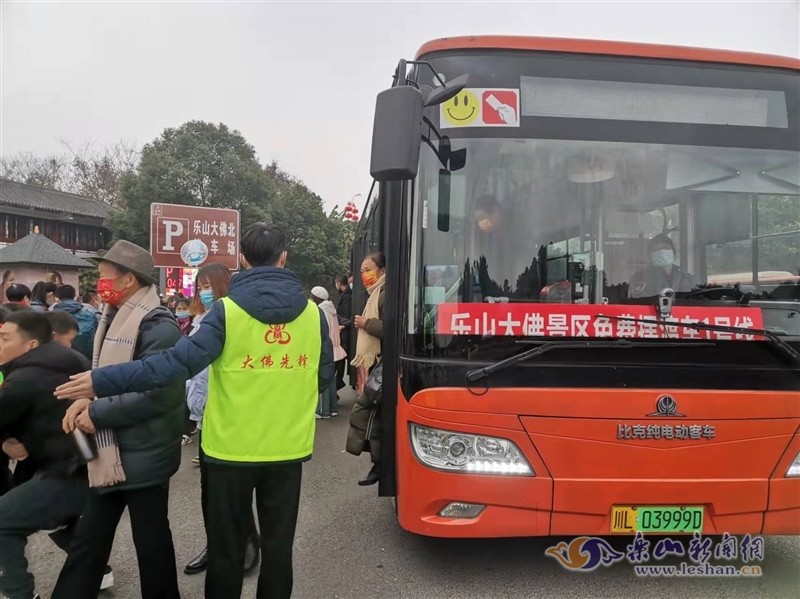 據瞭解,免費擺渡車1號線和2號線共有10餘輛公交車在早上8點30分到下午