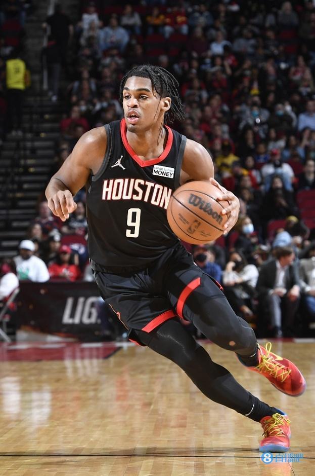 塞拉斯赞新秀克里斯托弗:这是他的进步 他一直保持自己的侵略性