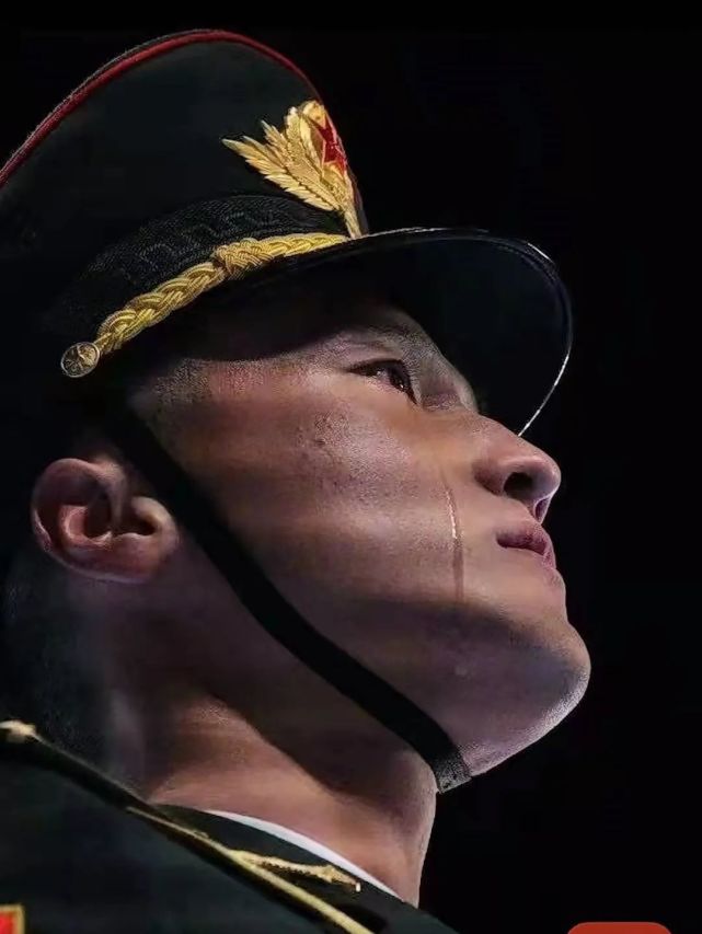 落泪这张军人的照片让人破防了