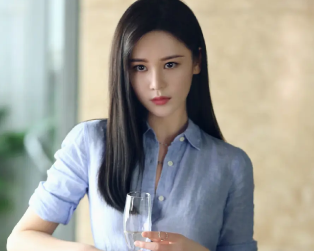 当王晶准备筹拍电影版《倚天屠龙记》时,他第一时间就想到找邱意浓演