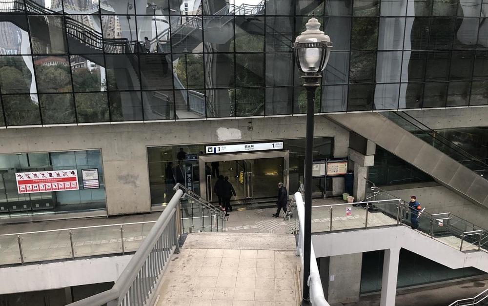 重庆轨道交通3号线的铜元局站:高架站位于长江大桥的下面 - 铜元局