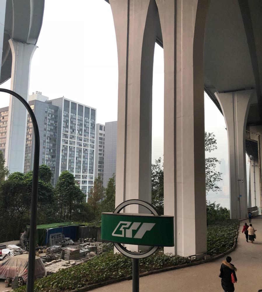 重庆轨道交通3号线的铜元局站:高架站位于长江大桥的下面 - 铜元局