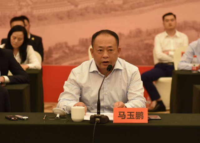 马玉鹏,男,1966年6月生于贵州省仁怀市,在职研究生学历,曾任贵州茅台