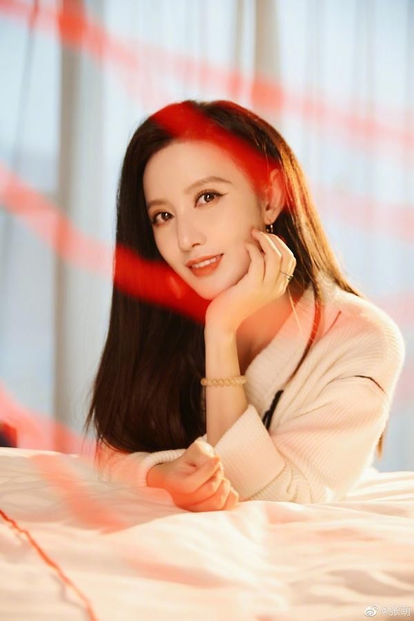 张萌新年首营业,巴掌脸精致40岁皮肤无皱纹,瘦身后脸部梨涡明显_腾讯