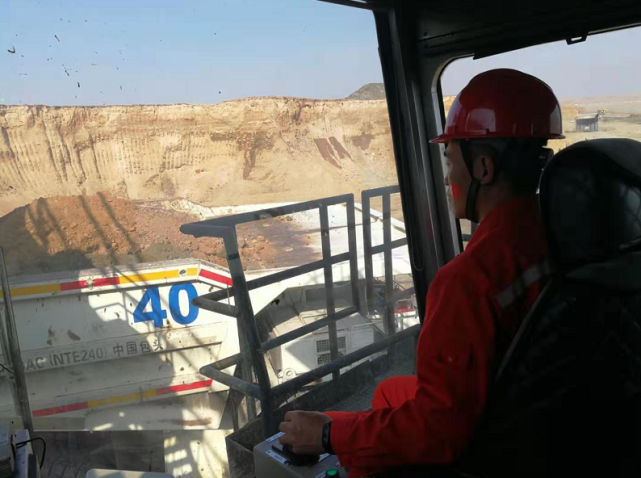 从2010年入职以来,他就成为露天矿采掘队的一名电铲司机,一干就是十多