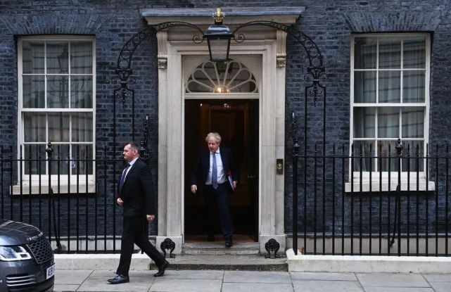 已有12名议员要求对首相举行不信任投票,约翰逊正在力保执政的保守党