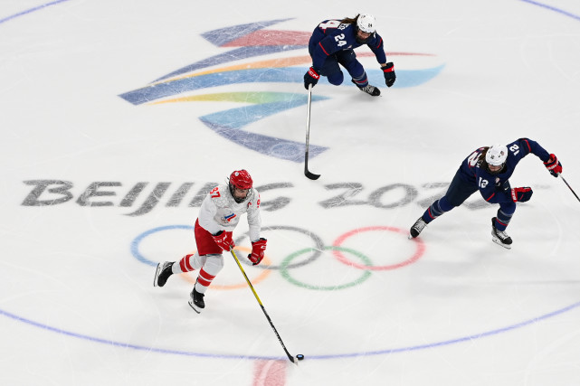 >當日,在五棵松體育中心舉行的北京2022年冬奧會女子冰球小組賽中