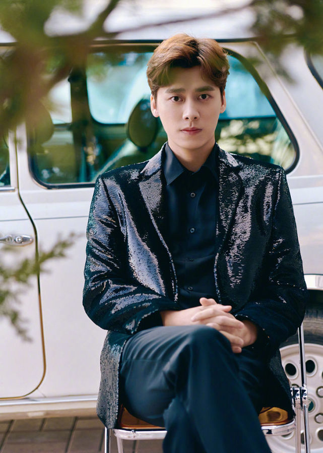 李易峰亮相百花迎春晚会 亮面黑皮衣酷帅有型