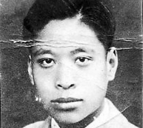 他放弃富贵生活当特务当面刺杀汉奸头子与日军枪战牺牲
