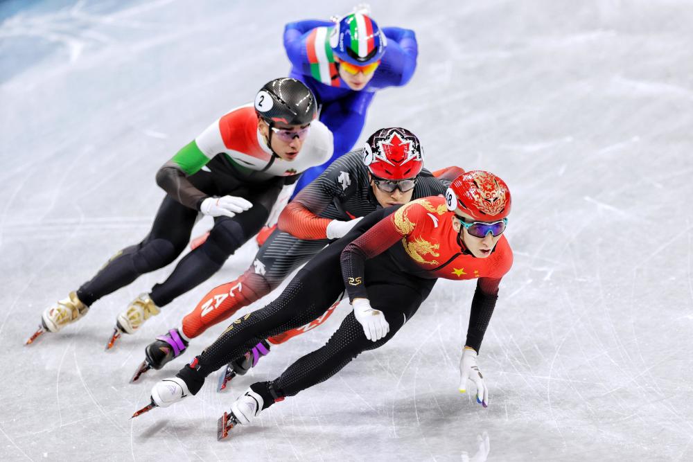 短道速滑2000米混合接力精彩瞬间四人团队摘下中国首金